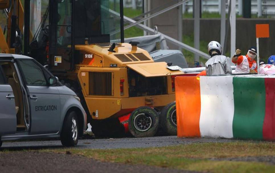 Un&#39;immagine drammatica dell&#39;incidente della Marussia di Jules Bianchi: sotto la ruspa si vedono spuntare le gomme della monoposto del francese. Getty